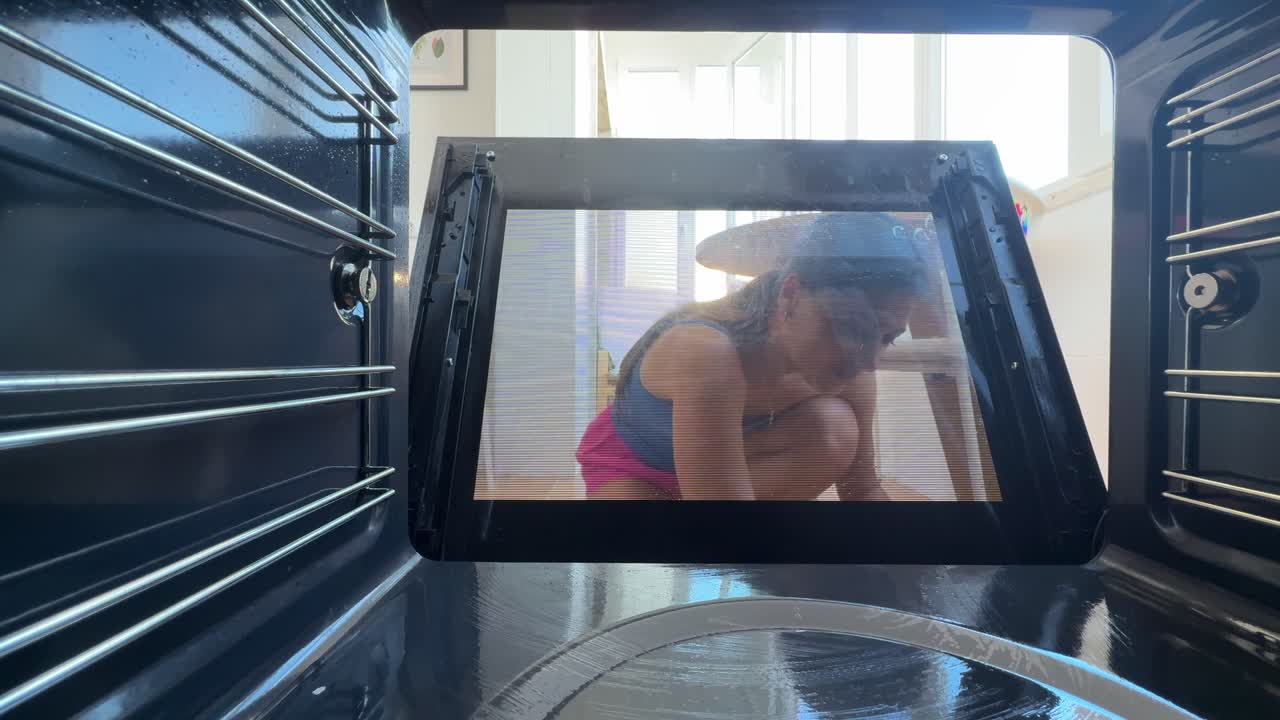 mujer limpiando el horno