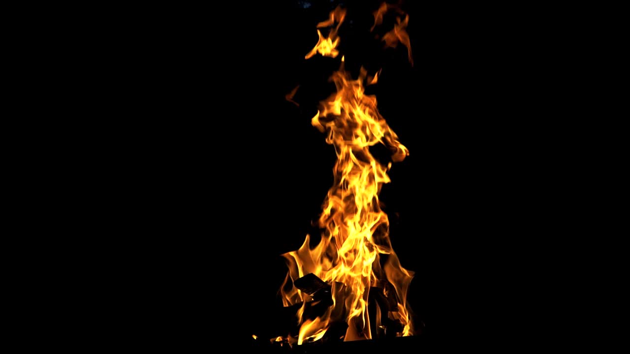 Fuoco che brucia di notte, falò.