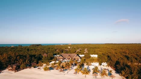 Perfekt-Nach-Vorne-Langsam-Sinkende-Drohnenaufnahme-Vom-Meer-Zu-Einer-Luxusvilla-Mit-Wunderschönem-Pool