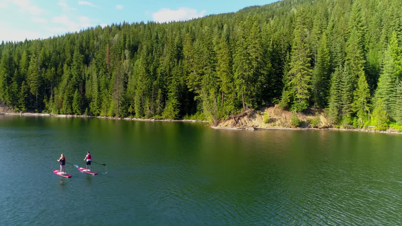 пара гребёт на доске в реке 4 км