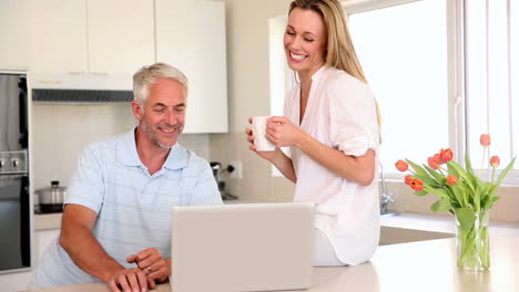 Pareja-Feliz-Tomando-Un-Café-Juntos-Y-Usando-Una-Computadora-Portátil