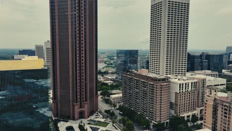 vista panorámica aérea de la torre del rascacielos y la grúa durante un día nublado en el centro de atlanta, georgia