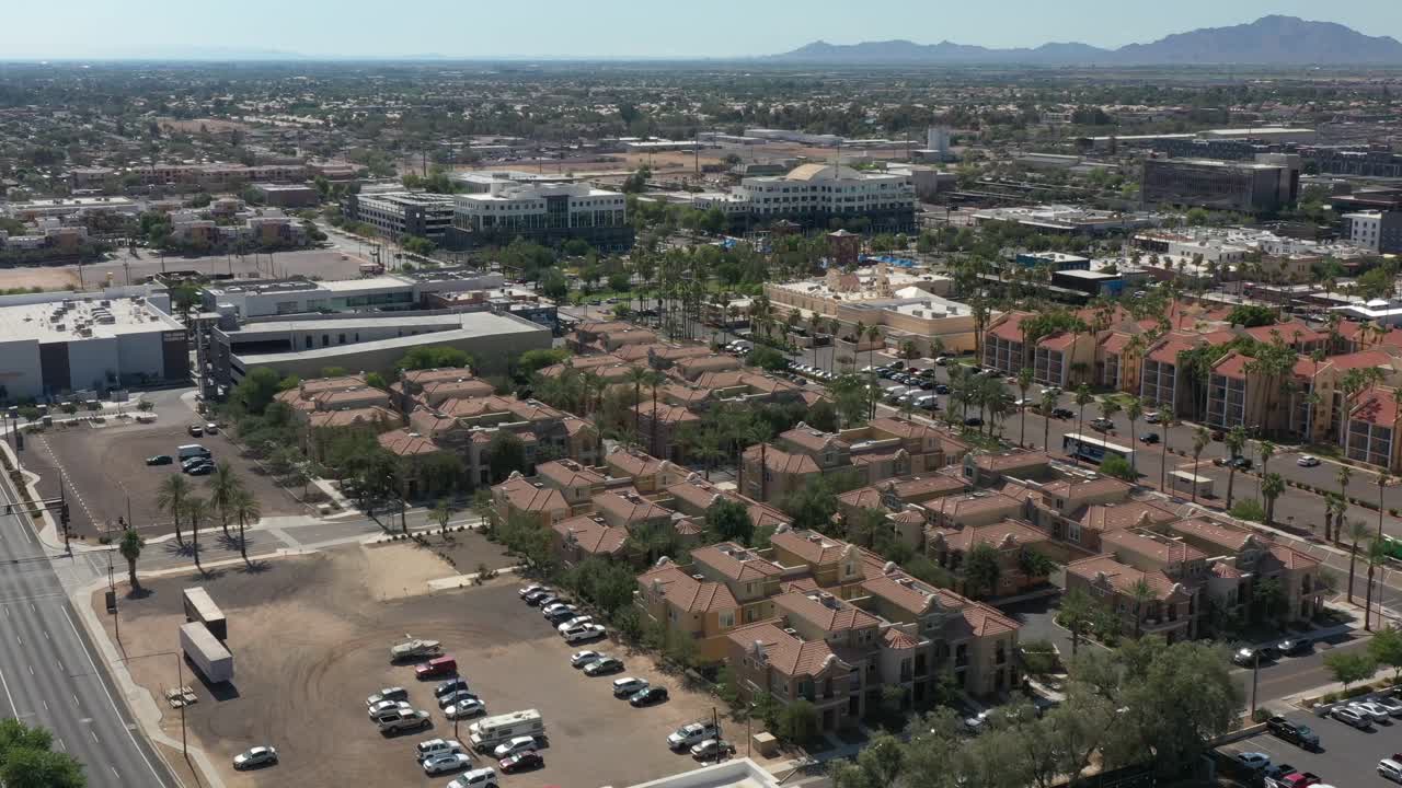 Centro di Chandler che mostra edifici residenziali, parcheggi e infrastrutture urbane, vista aerea