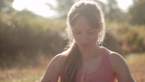 Una-Niña-Está-Respirando-Profundamente-Mientras-Comienza-A-Meditar-En-El-Parque-Al-Aire-Libre-En-Un-Día-Soleado