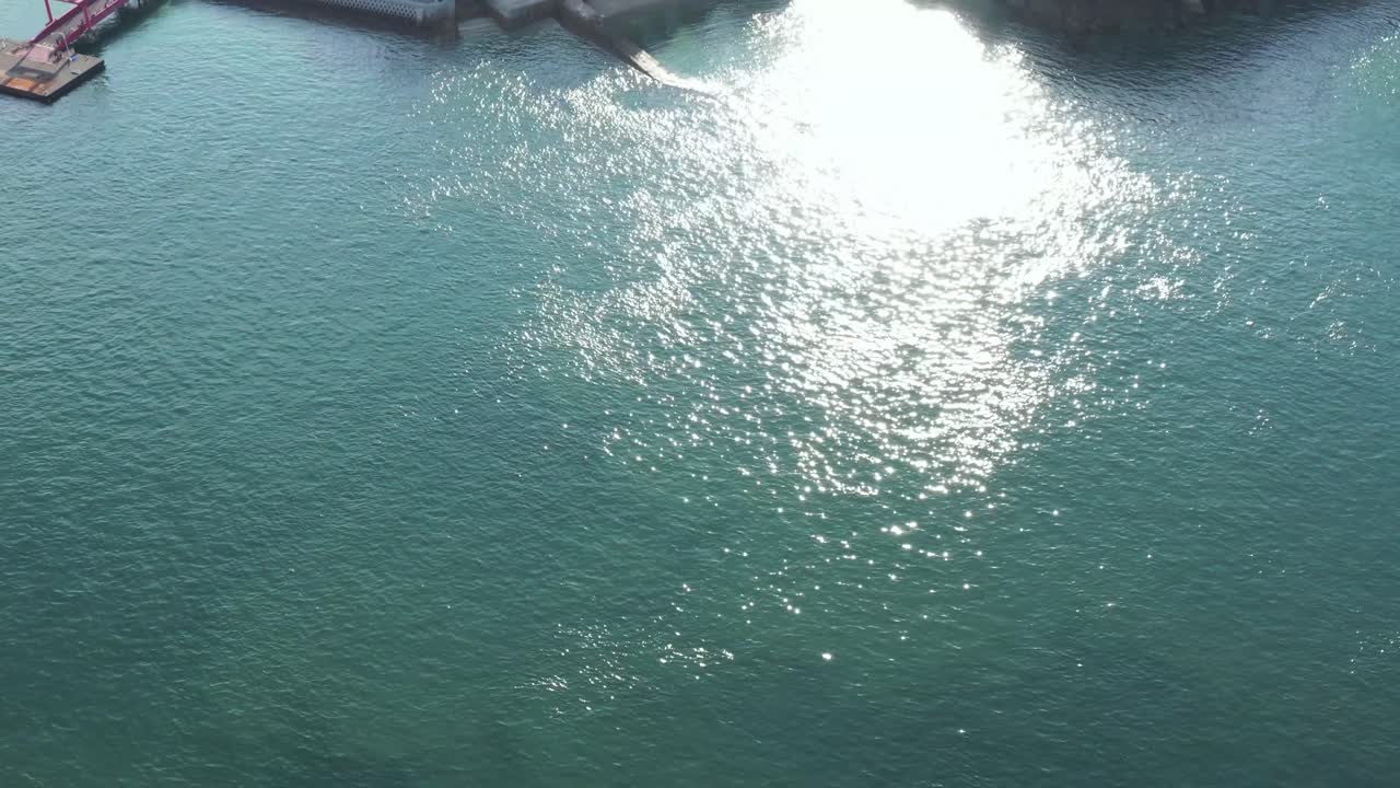 일본 히로시마에 있는 세토 내해와 토끼 섬의 4k 공중 기울기 공개