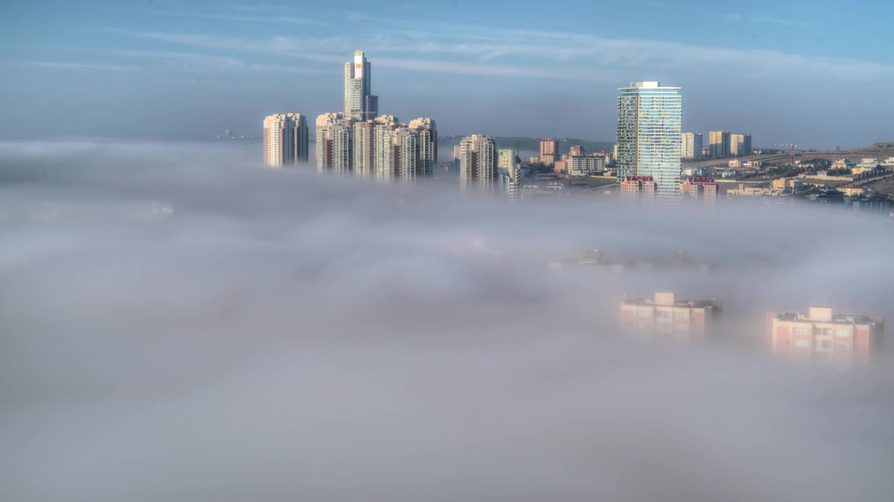 Vista Aérea do Horizonte de uma Cidade Moderna Emergindo de uma Névoa Densa da Manhã