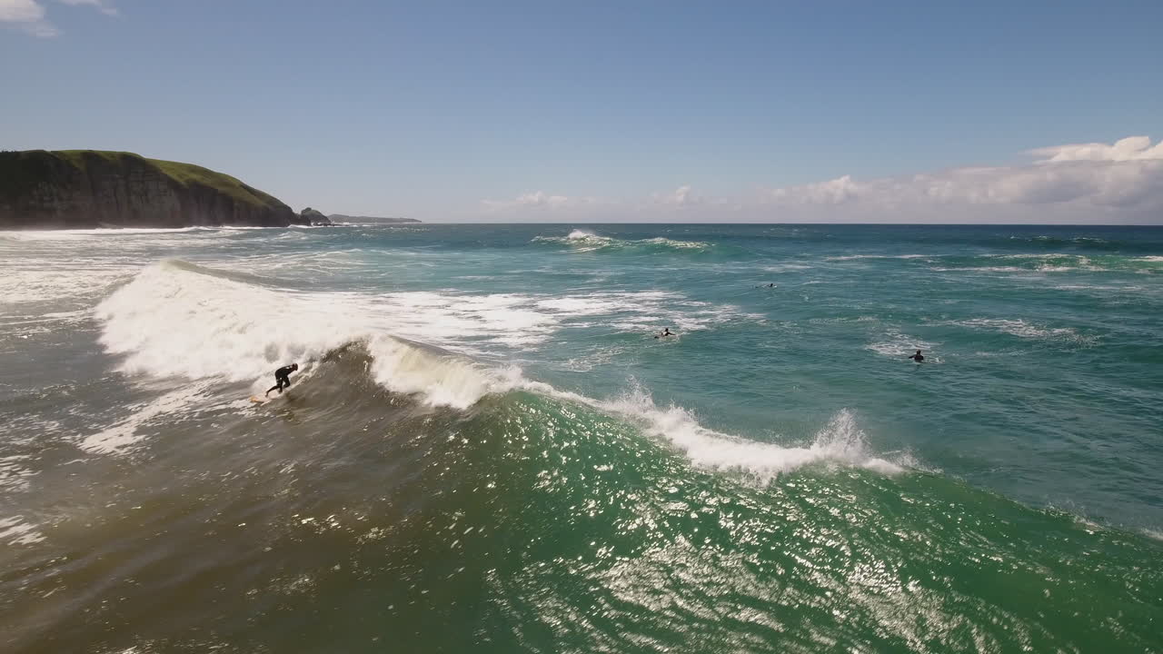 navegación aérea cinematográfica en el océano a lo largo de la costa de sudáfrica