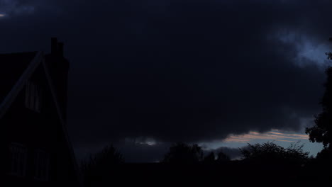 lapso de tiempo de la noche con nubes pasando por la casa de campo con árboles que rodean
