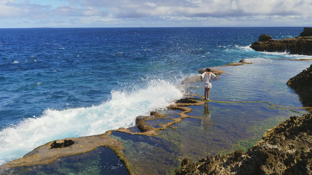 piscinas de rocas naturales costeras, turista femenina en cap des pins, lifou, nueva caledonia
