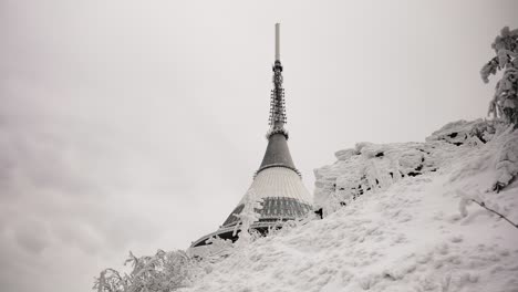 forma hiperboloide torre del transmisor de televisión en el paisaje de invierno