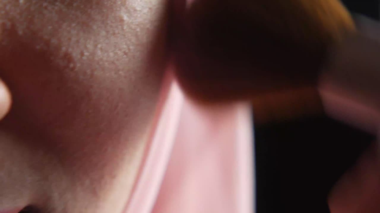 블러시를 적용하는 것