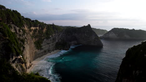 Vista-Panorámica-De-La-Playa-De-Diamantes-Al-Amanecer-En-Nusa-Penida,-Bali,-Indonesia---Disparo-De-Drone