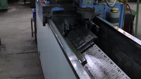 Machine-Putting-Oil-on-Metal-Blade-in-Factory