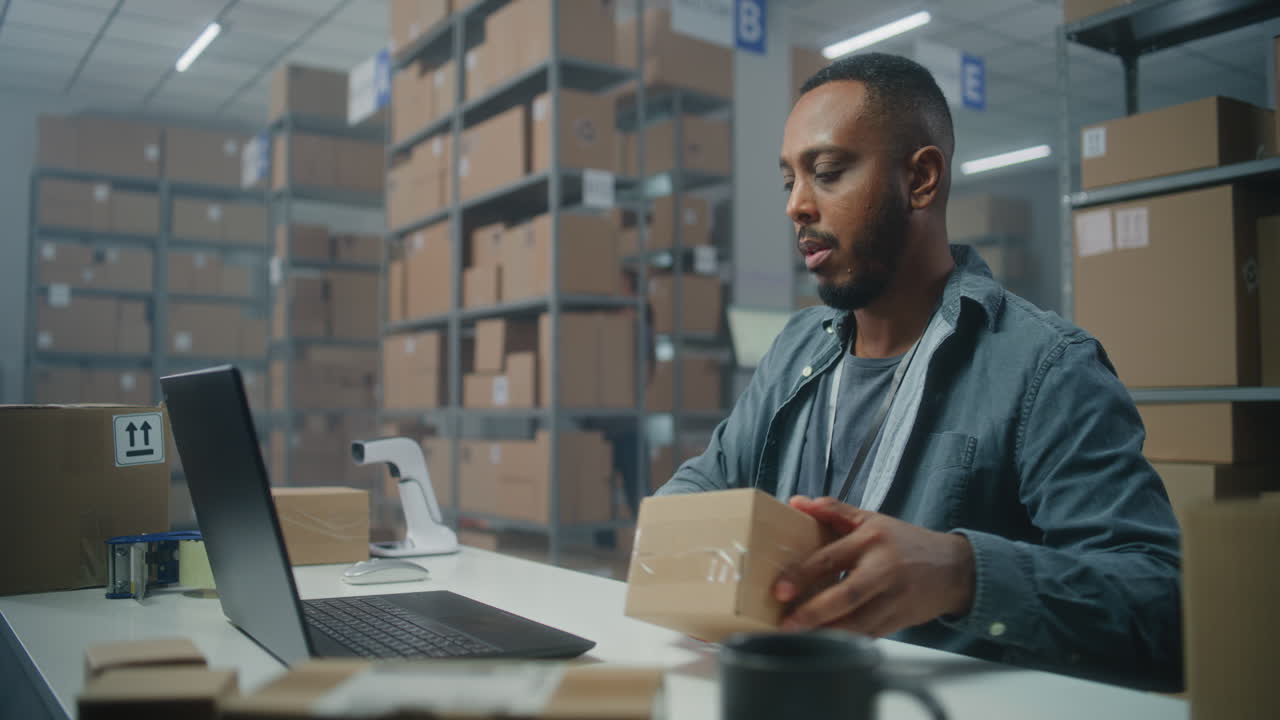 trabajador de almacén que utiliza una computadora portátil para el cumplimiento de pedidos