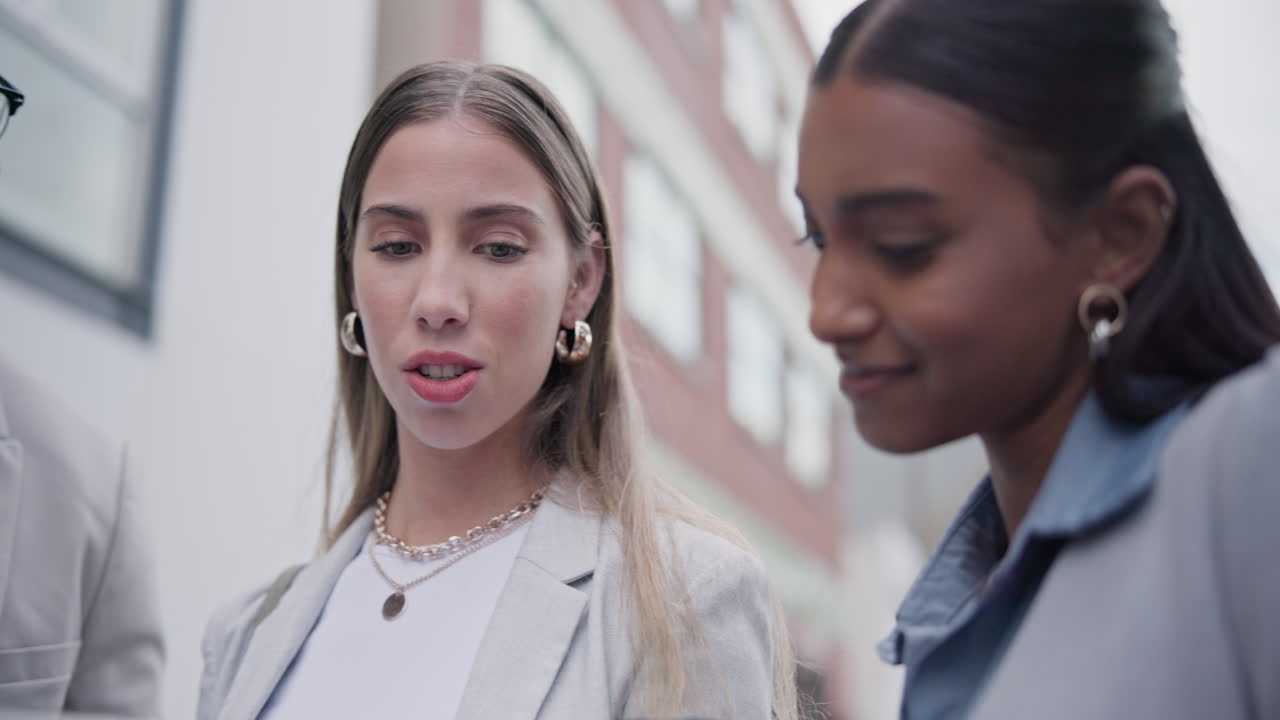 ciudad, tableta y discusión de empresarios urbanos