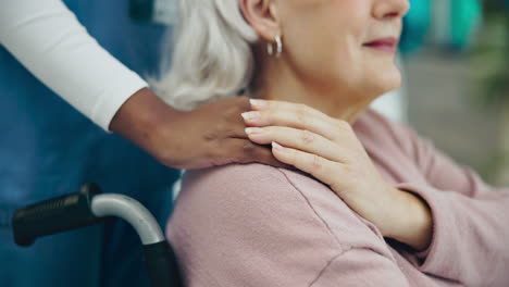 manos de enfermera, mujer anciana y silla de ruedas