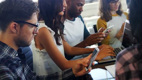 ejecutivos que usan computadoras portátiles y tabletas digitales