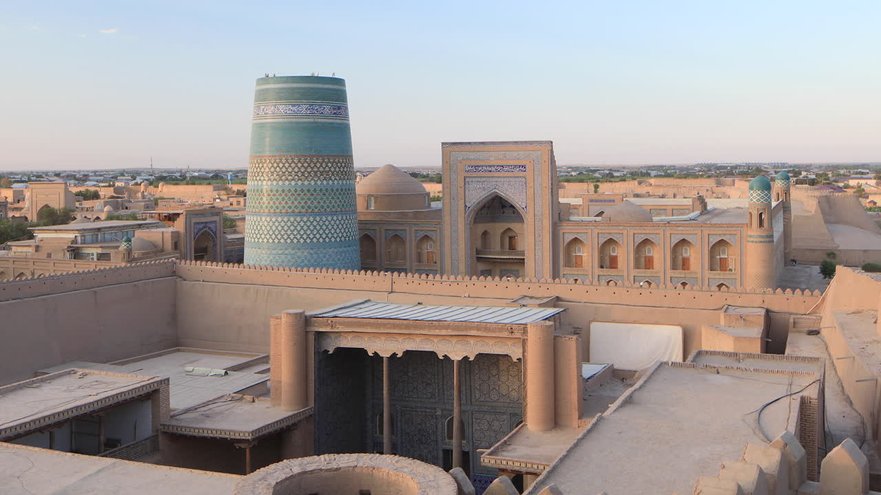 la madrasa itchan kala y alla kouli khan en la antigua ciudad amurallada de khiva en uzbekistán