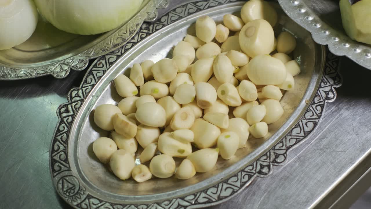 구리 접시에 마늘을 닫습니다