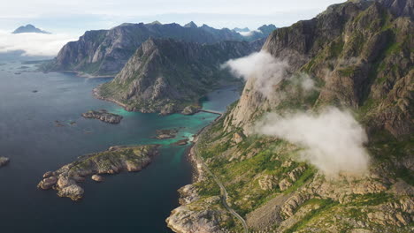 imágenes cinematográficas de drones de festvågtind, islas lofoten, noruega