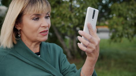 mujer usando un teléfono al aire libre