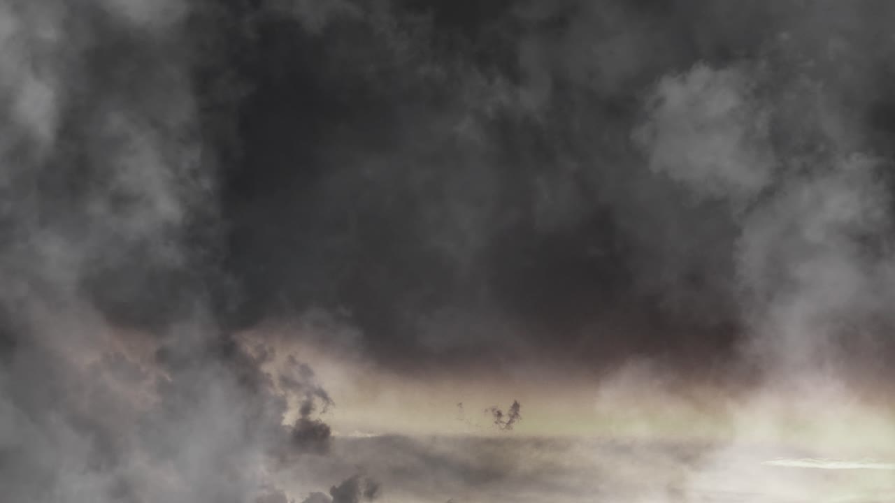 확대, 하늘은 뇌우로 어둡습니다.