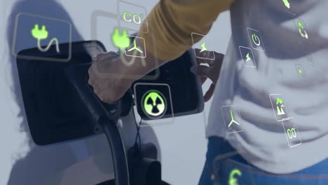 animación de iconos ecológicos y procesamiento de datos sobre mujer caucásica cargando coche eléctrico