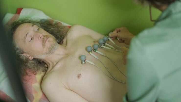 Medico che esegue un test ECG su un paziente in clinica