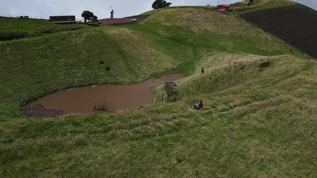 코스타리카의 잔디 분화구에 있는 공중 드론 비행 화산 석호, 4k