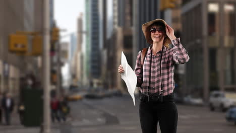 turista mujer caucásica en una calle con gafas de sol y un sombrero, sosteniendo un mapa