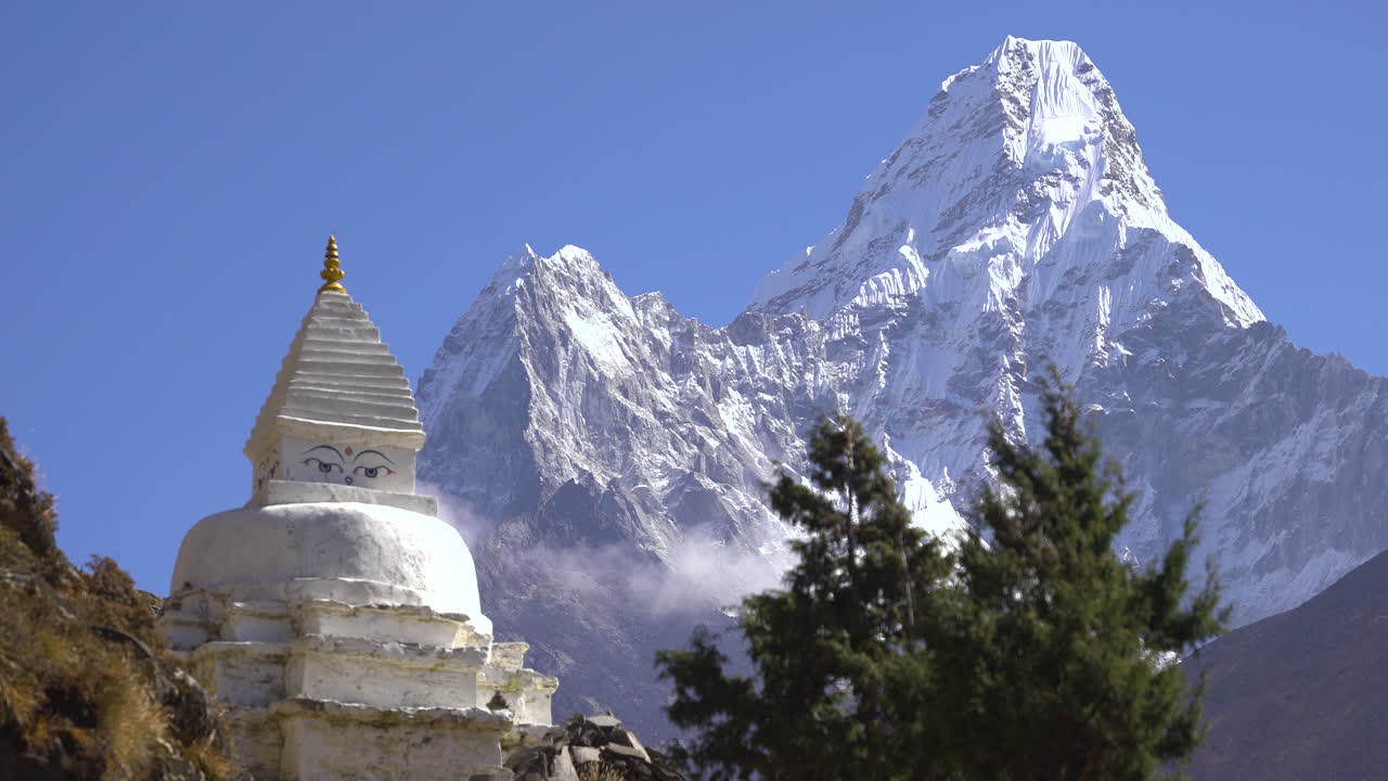 Buddhist stupa and view of mount ama dablam in autumn himalayas. khumbu  valley, everest region, nepal | Premium Photo