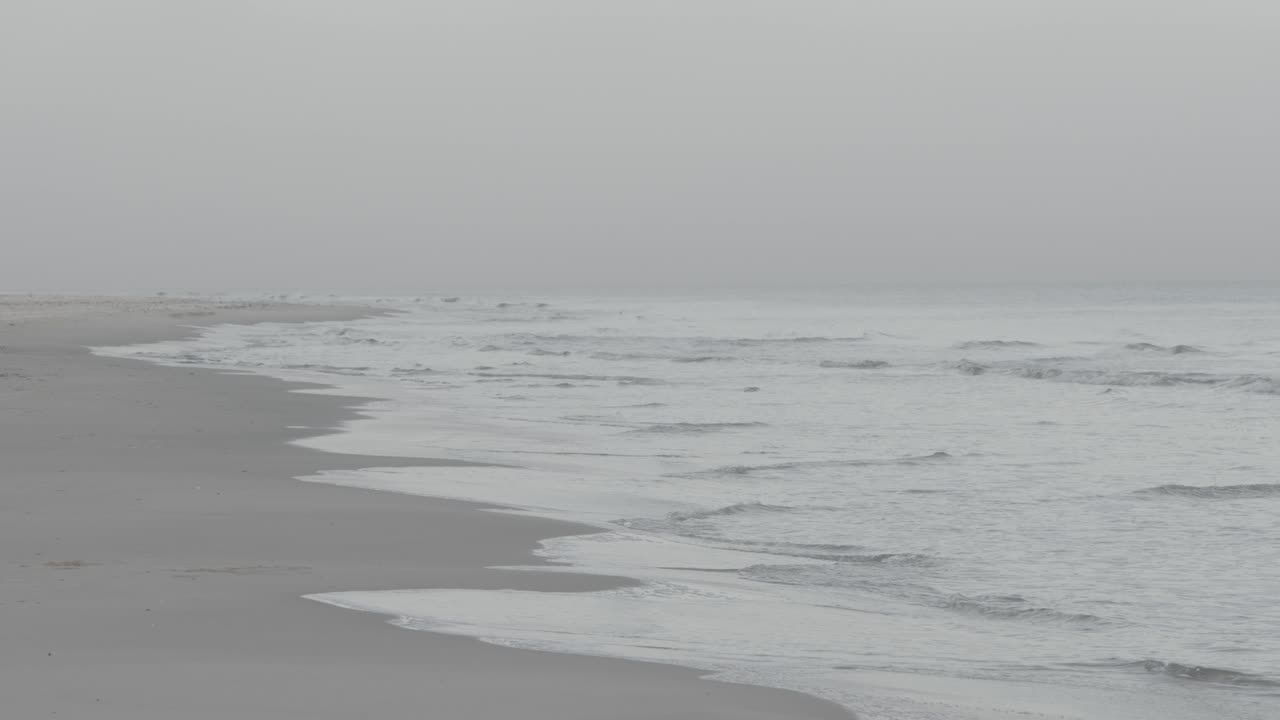 안개 낀 날 슬로우 모션으로 스칸디나비아 해변의 파도