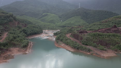 el lago verde se envuelve alrededor de las colinas de tala en vietnam.