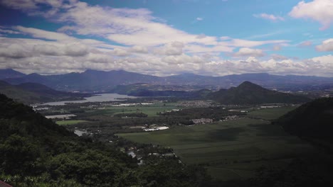 timelapse diurno con nubes en rápido movimiento con vista al lago amatitlan en la ciudad de guatemala