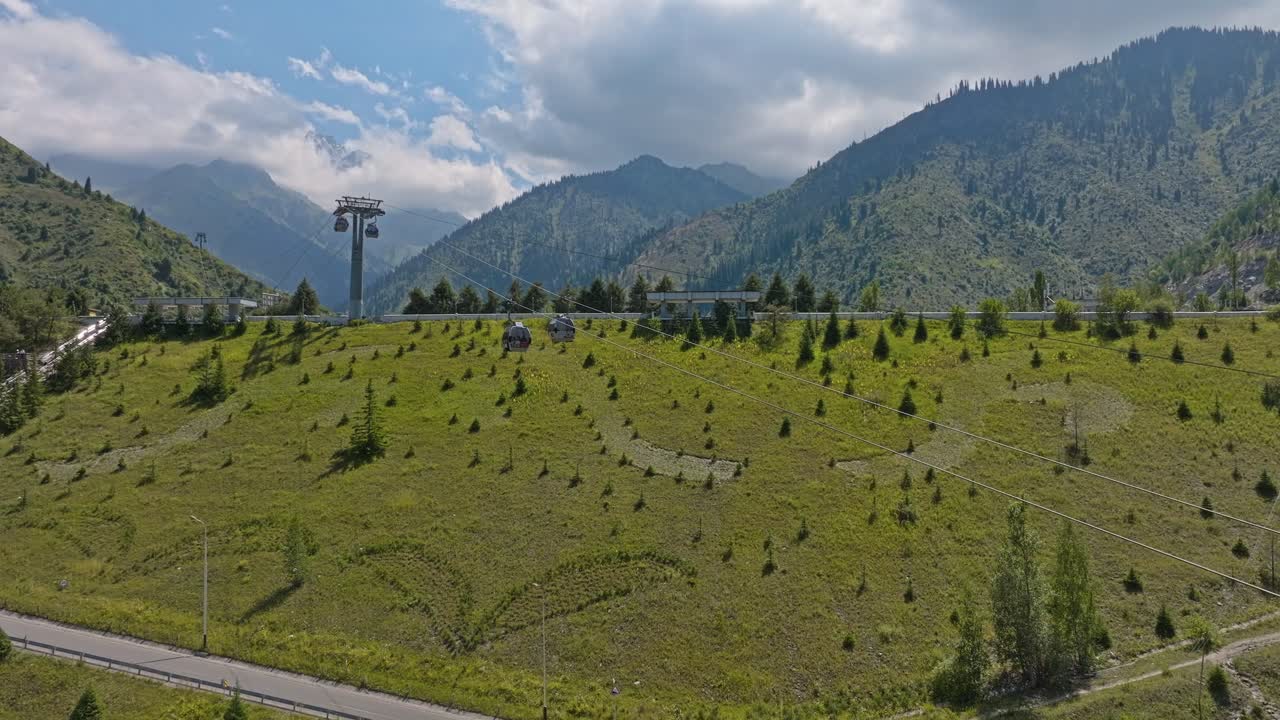 teleféricos en el teleférico sobre una ladera exuberante en almaty, kazajstán