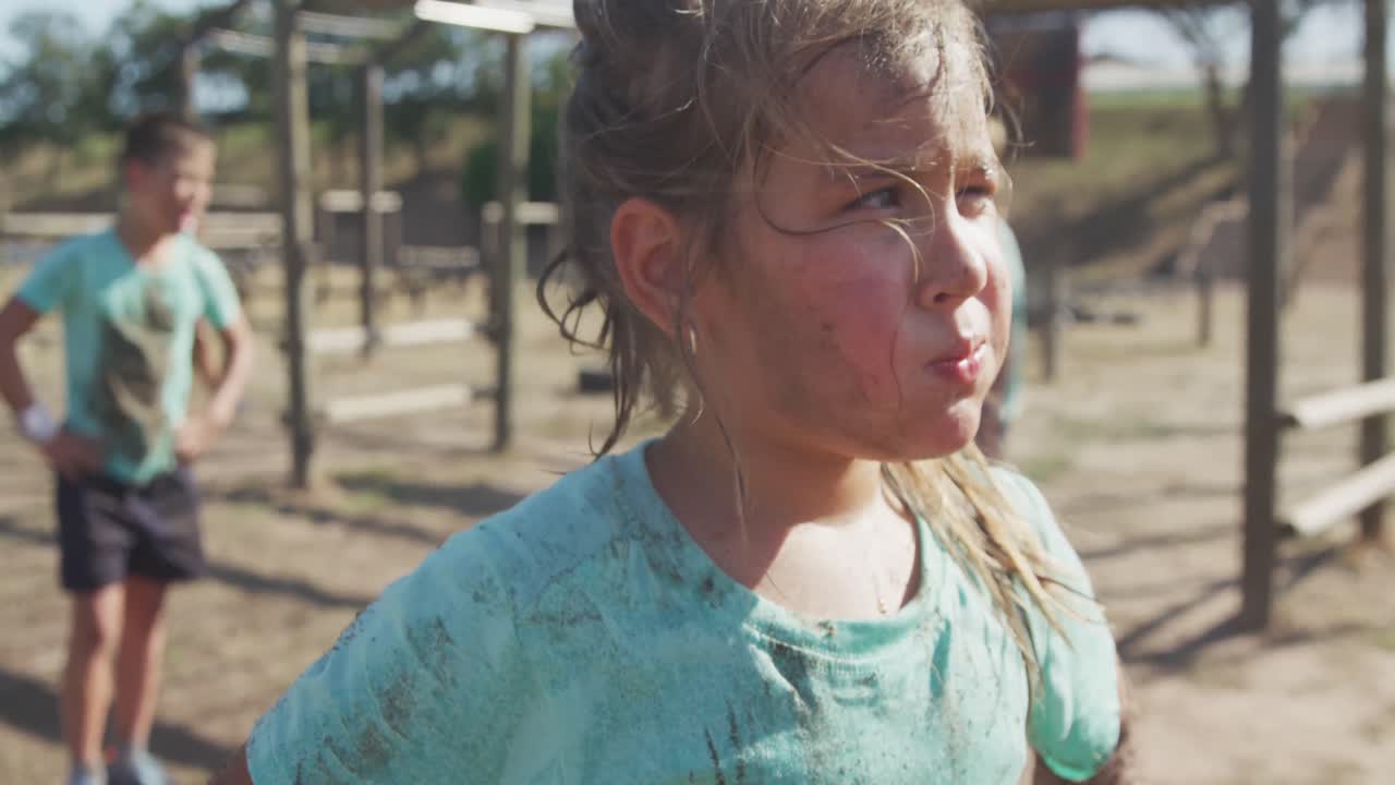 부트 캠프에서 백인 소녀