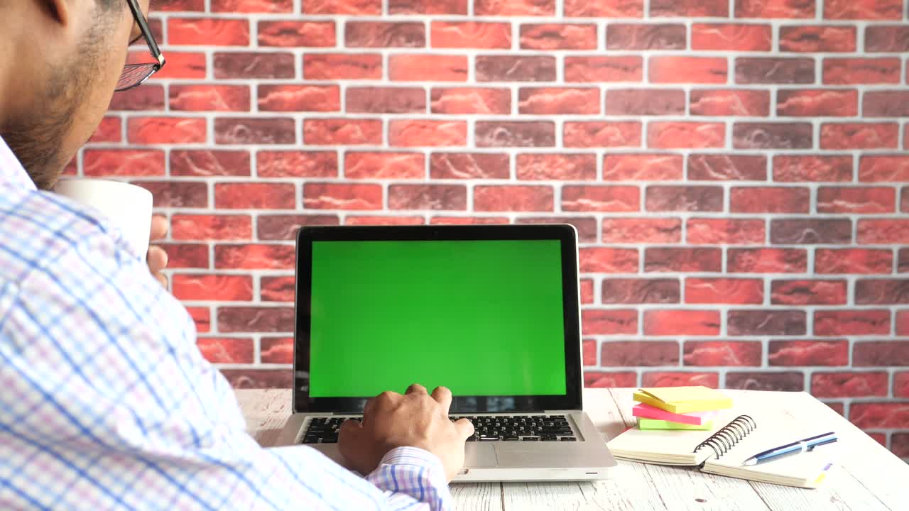 hombre trabajando en una computadora portátil en un entorno de oficina