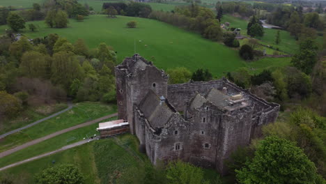 Castillo-De-Doune:-Movimiento-En-Inclinación-Hacia-El-Famoso-Castillo-Escocés-Y-Vista-Del-Interior-Del-Castillo-Y-La-Arboleda-Exterior-De-La-Zona