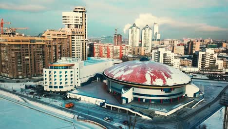 paisaje urbano de invierno con arena de cúpula