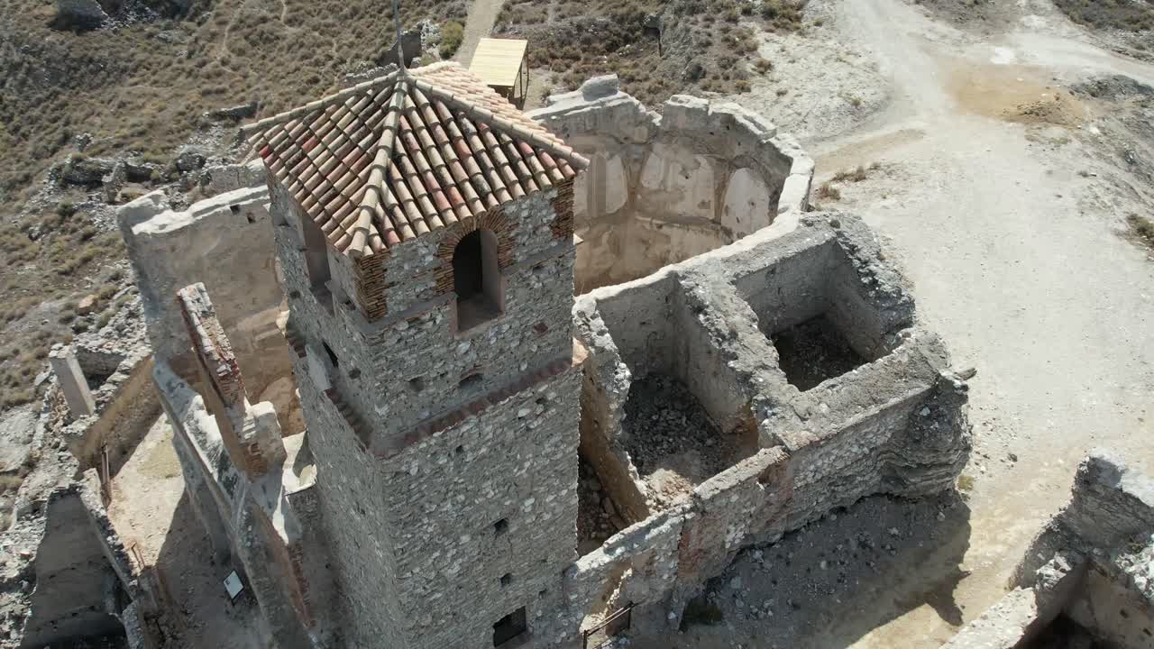 vista aérea dramática de una iglesia y un pueblo destruidos y abandonados durante la guerra civil española 1936-39