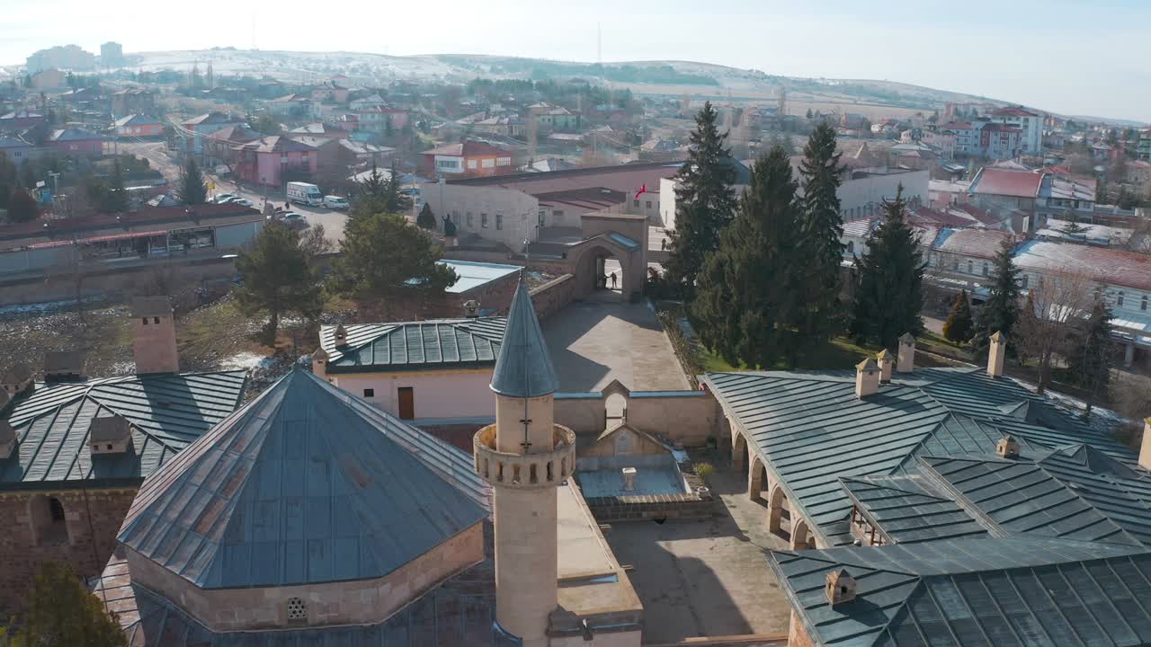 vista aérea de la tumba de haci bektas veli en nevsehir. imágenes en 4k en turquía