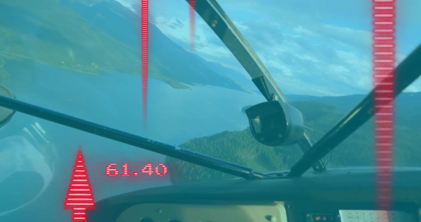 Vista da idrovolante che vira a sinistra con il pilota che aumenta la manetta, frecce rosse che salgono e svaniscono sopra il lago.