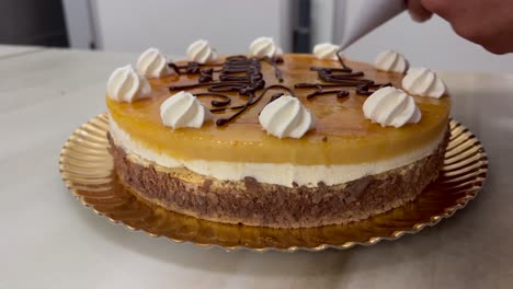 chef de pastelería decorando un pastel de cumpleaños casero con chocolate caliente en su panadería tradicional