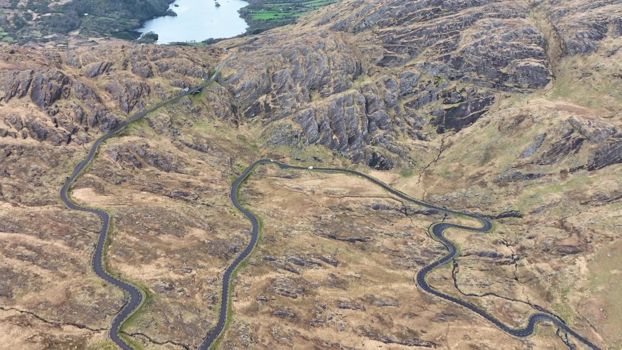 Luoghi epici dell'Irlanda: camper che sale il passo di Healey da Cork a Kerry, itinerari della Wild Atlantic Way.