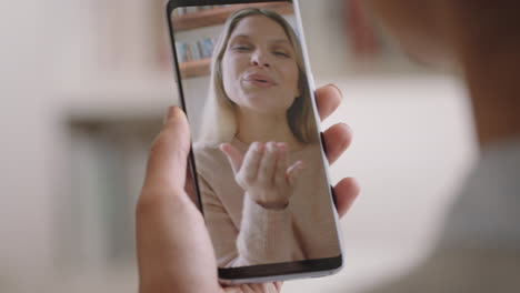mujer joven teniendo video chat usando teléfono inteligente en casa hablando con un amigo disfrutando de la conversación compartiendo estilo de vida en el teléfono móvil orientación vertical 4k metraje