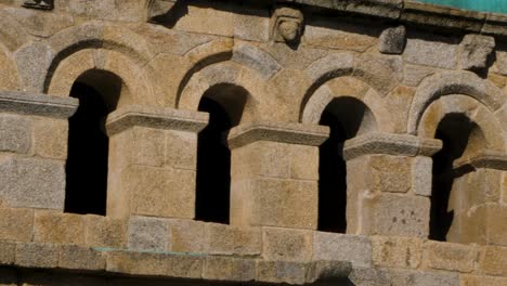 arcos románicos medievales de la domus municipal, braganza, portugal