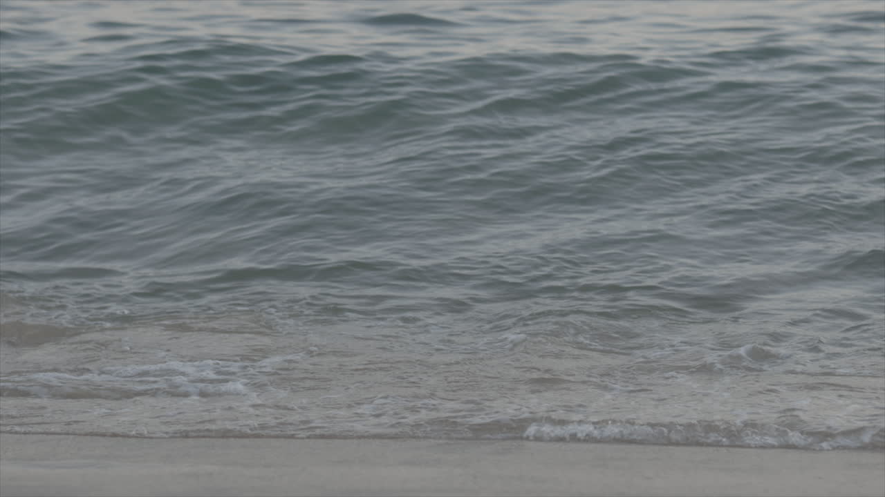 해변으로 오는 파도의 지상 전망