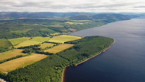 Schottische-Landschaft,-Luftaufnahme-über-Loch-Ness,-Schottisches-Hochland