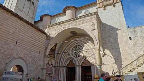 Gläubige-In-Der-Kirche-Und-Dem-Kloster-San-Francesco-In-Assisi,-Umbrien,-Italien