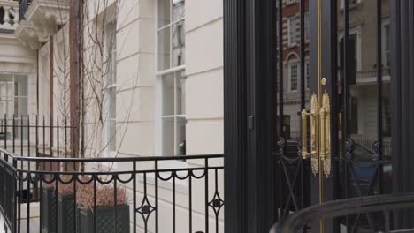 Cerca-De-La-Puerta-Ornamentada-Del-Edificio-En-Grosvenor-Street-Mayfair-Londres